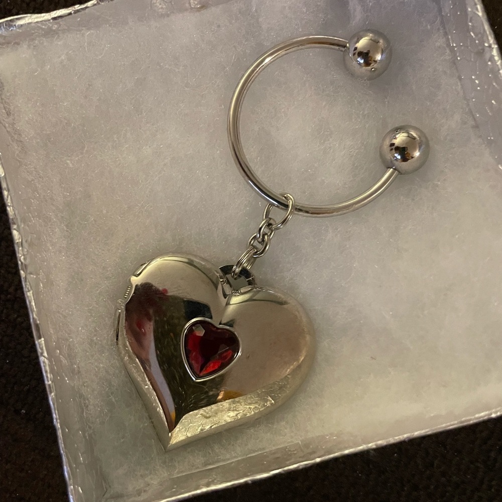 Woman key chain not just a key ring. Can put your special pic in there❤️